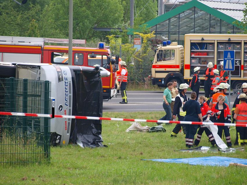 Schwerer Unfall mit Reisebus Lohmar Donrather Dreieck P289.JPG